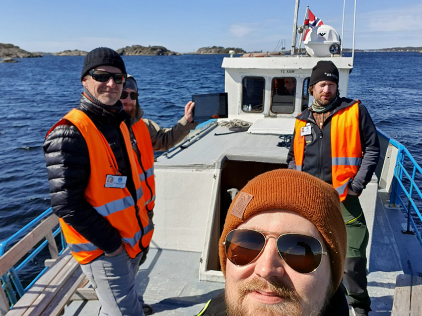 4 medarbeidere fra Geomatikk IKT på båten over til en øy for å foreta besiktigelse