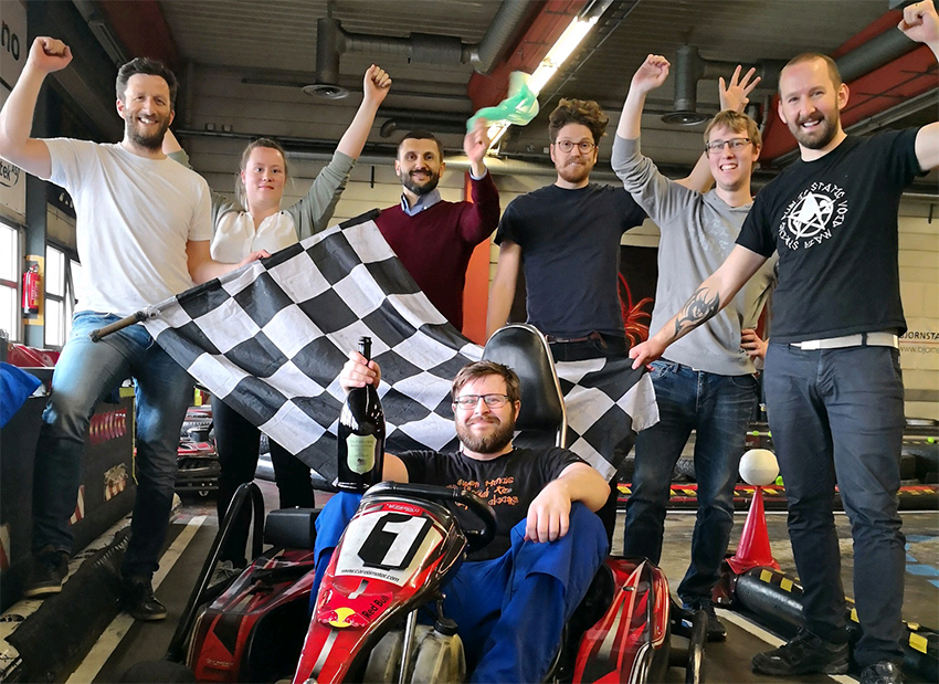 Medarbeidere i Geomatikk IKT spiller gokart.
